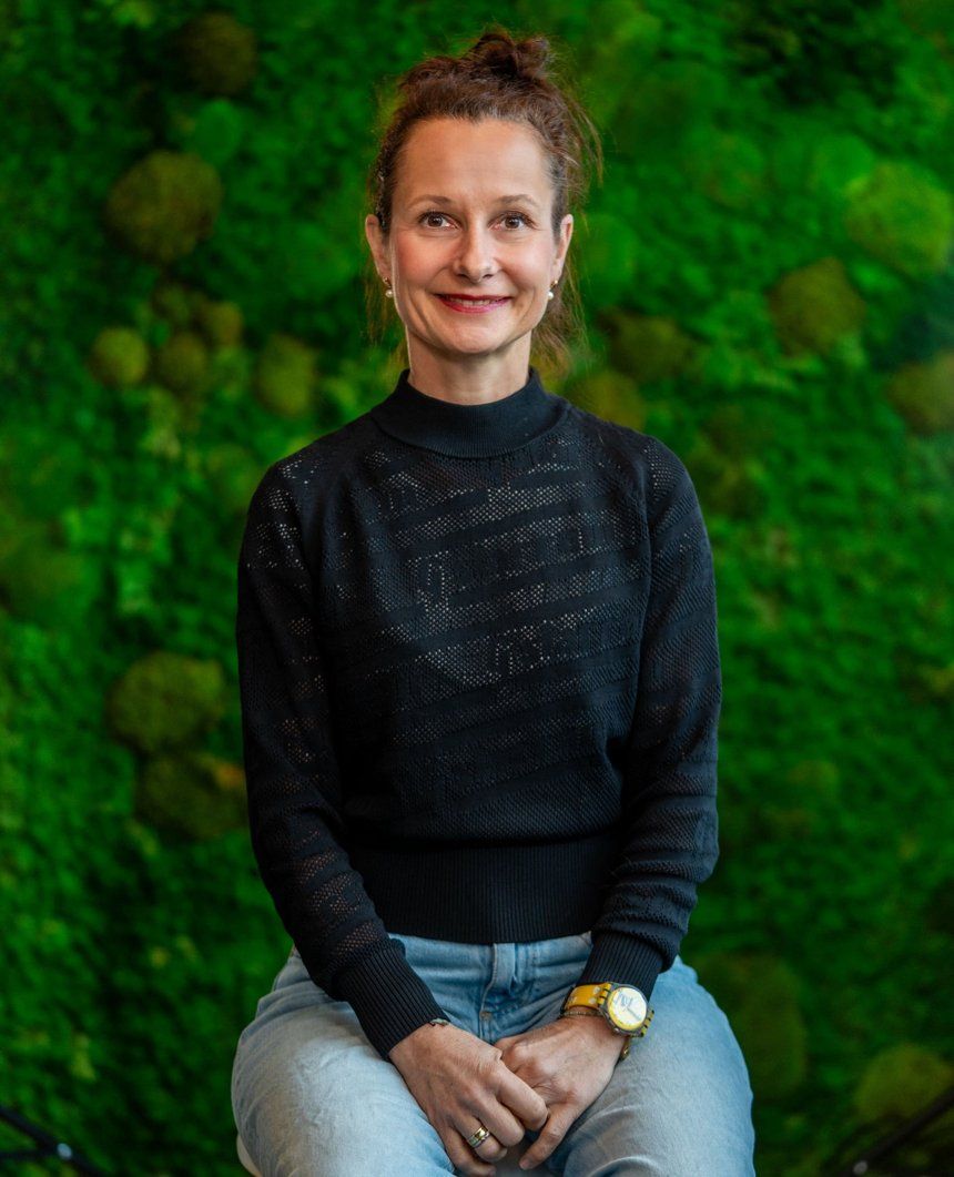 Dr. Julia Wilke vor Mooswand